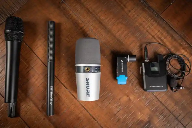 تفاوت میکروفون هدمیک با یقه ای، دستی و استودیویی
