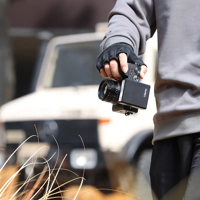 فلش و نور روی دوربین و موبایل Ulanzi F12